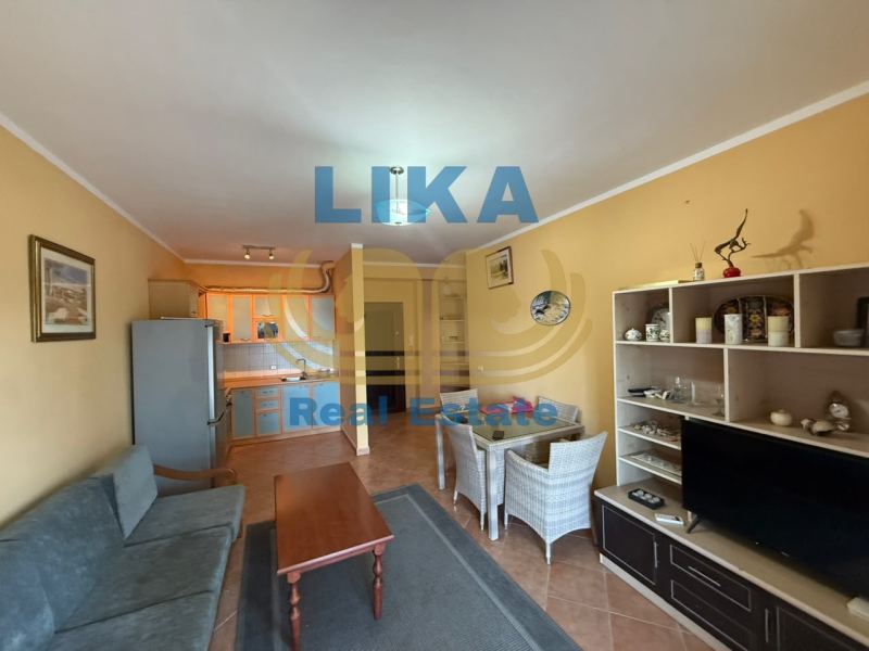 Apartament 2+1 në shitje në vijë të parë me detin në Golem