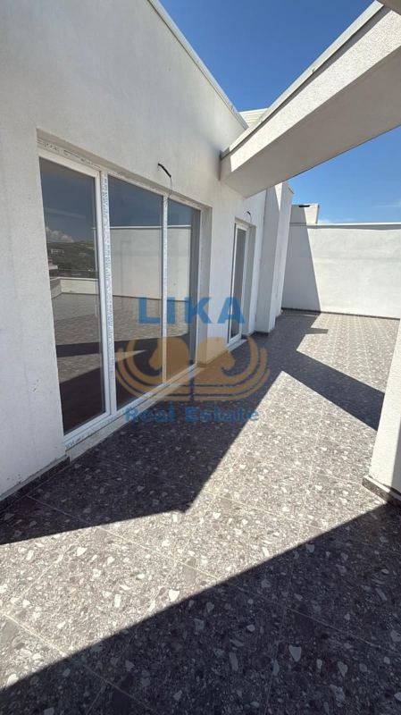 Penthouse në shitje në Golem, vetëm 180 m nga deti – 250.000€