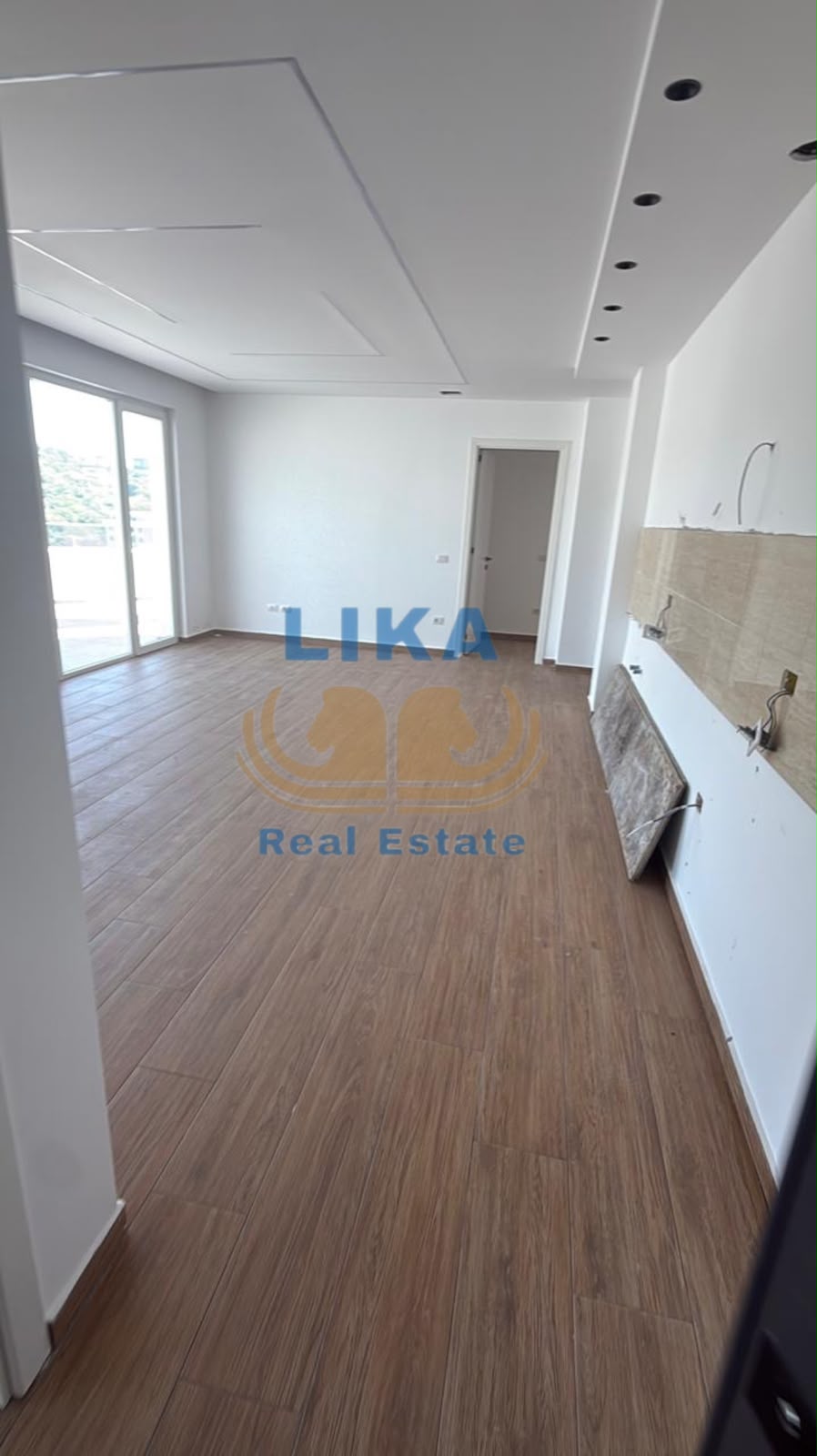 Penthouse në shitje në Golem, vetëm 180 m nga deti – 250.000€