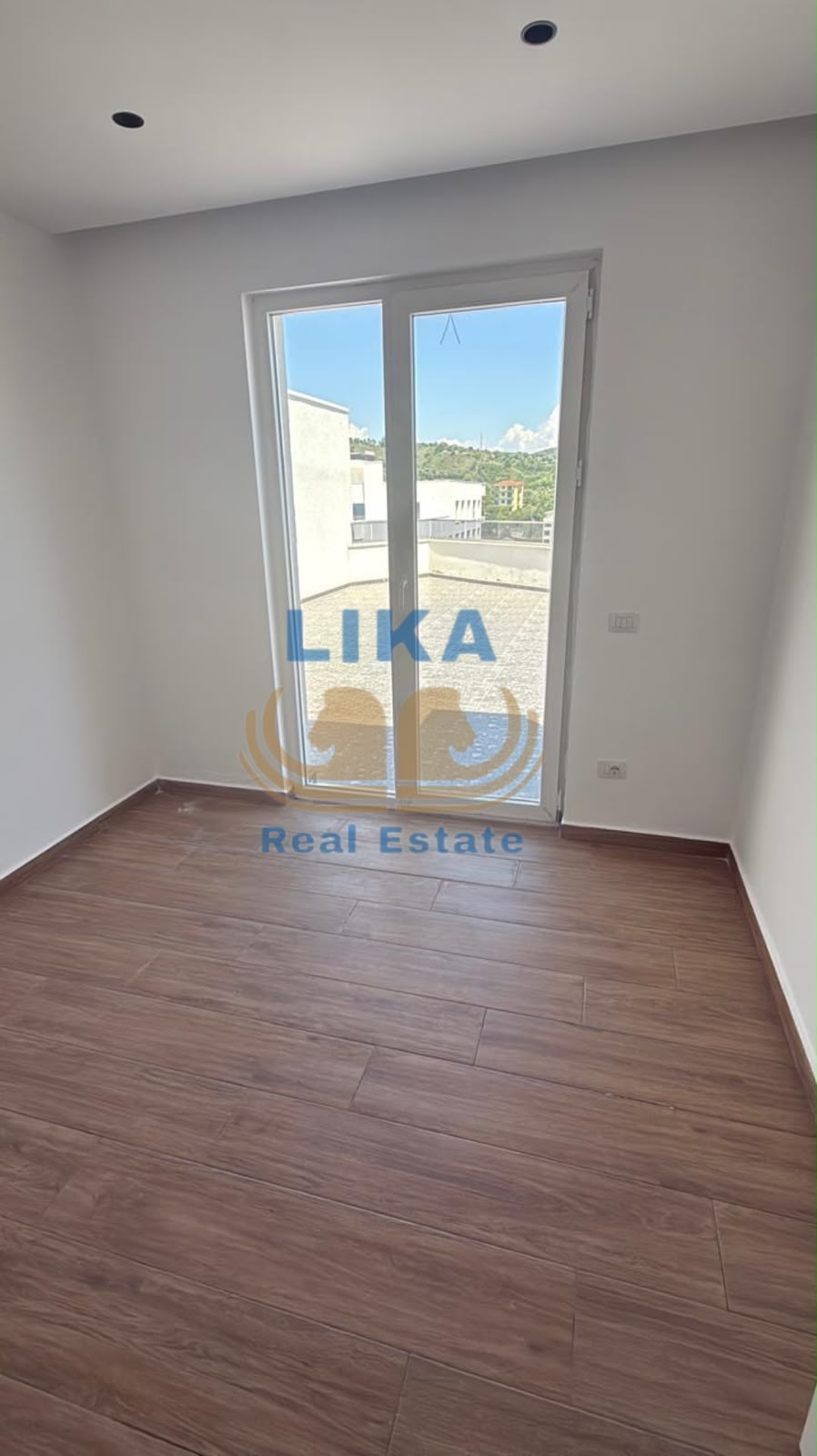 Penthouse në shitje në Golem, vetëm 180 m nga deti – 250.000€