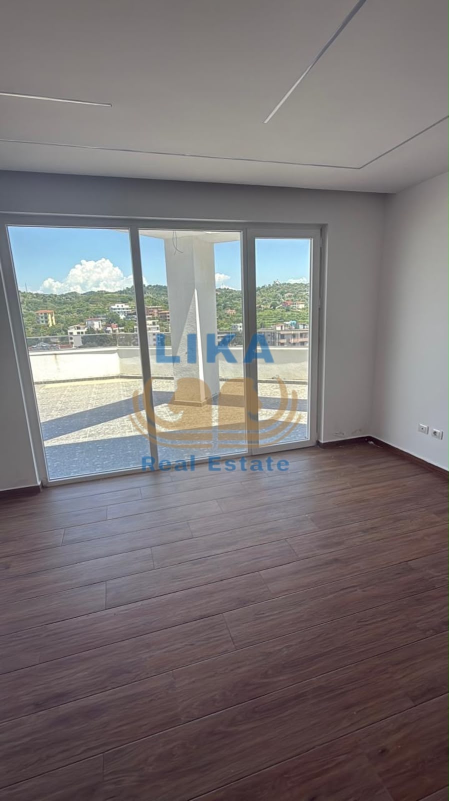 Penthouse në shitje në Golem, vetëm 180 m nga deti – 250.000€
