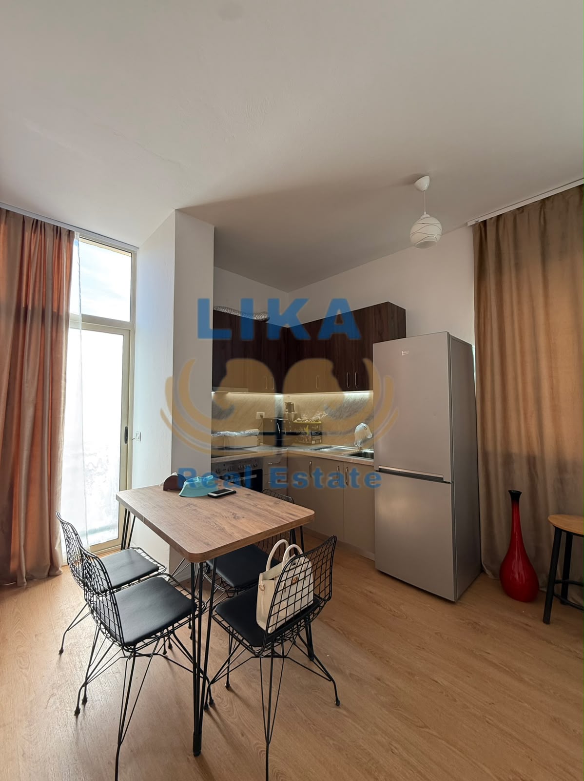 Apartament 1+1 i Sapo Rinovuar për Shitje në Shkëmbin e Kavajës – Vetëm 200 Metra nga Deti