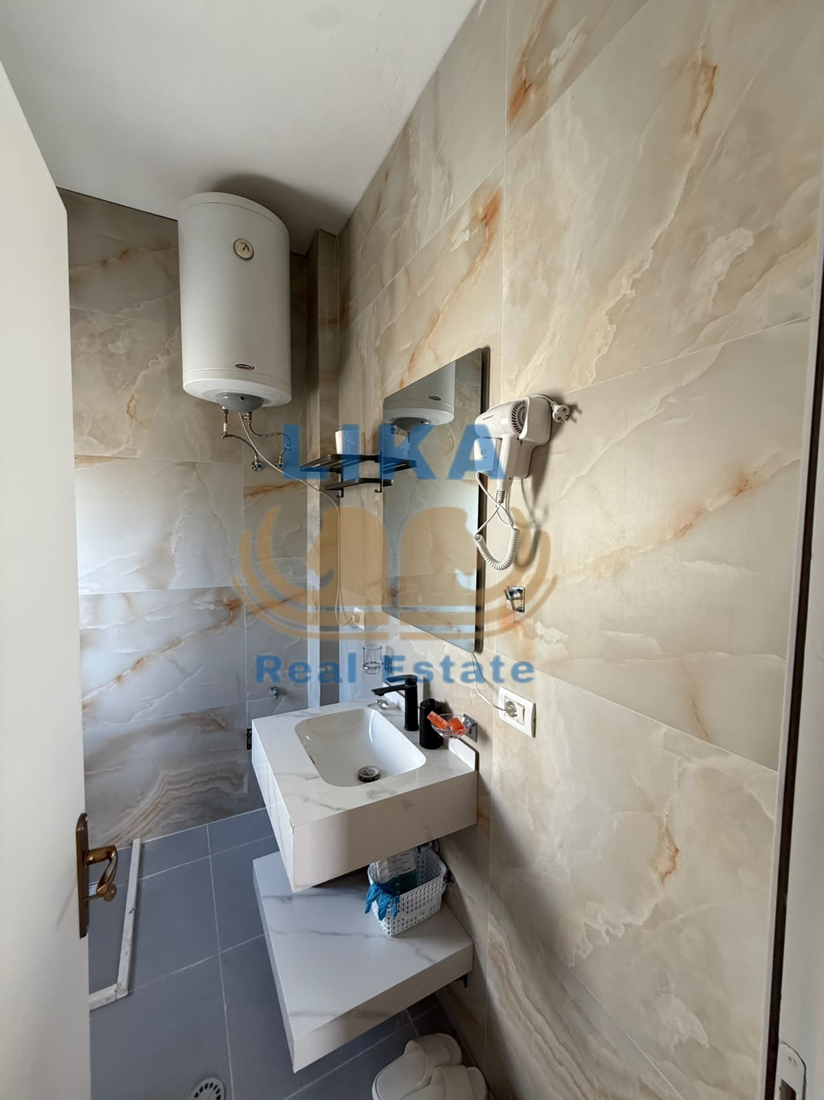 Apartament 1+1 i Sapo Rinovuar për Shitje në Shkëmbin e Kavajës – Vetëm 200 Metra nga Deti