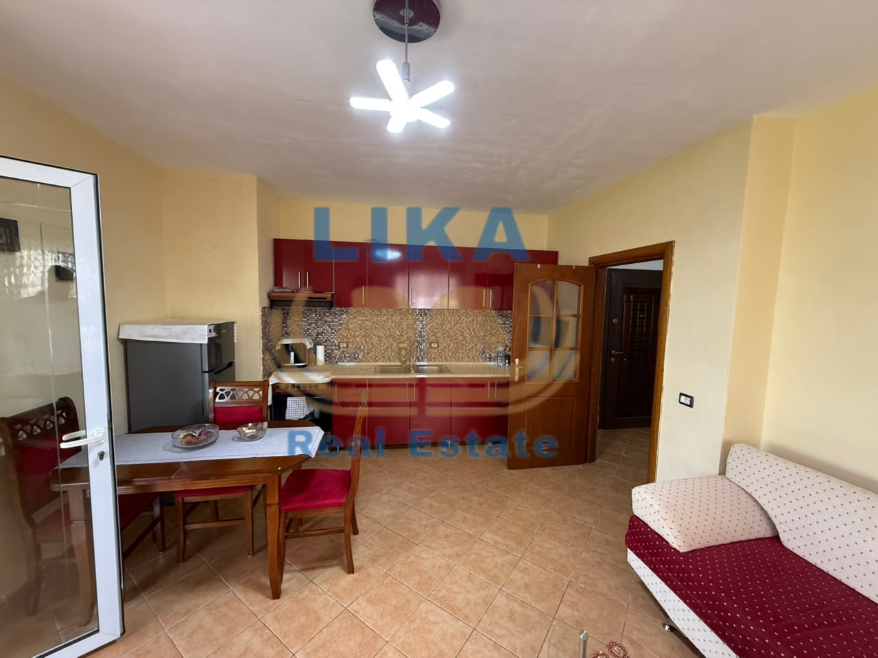 Apartament 1+1 për shitje në Mali i Robit, Golem – vetëm 300 metra nga deti.