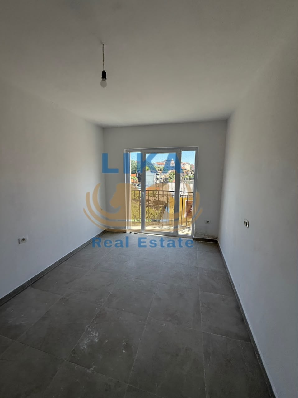 Shitet Apartament 2+1+2 në Qendër të Kavajës