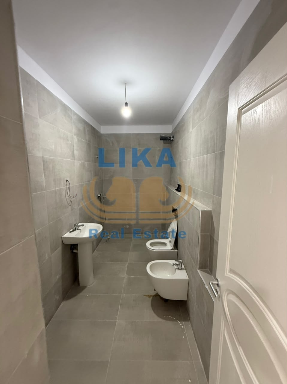 Shitet Apartament 2+1+2 në Qendër të Kavajës