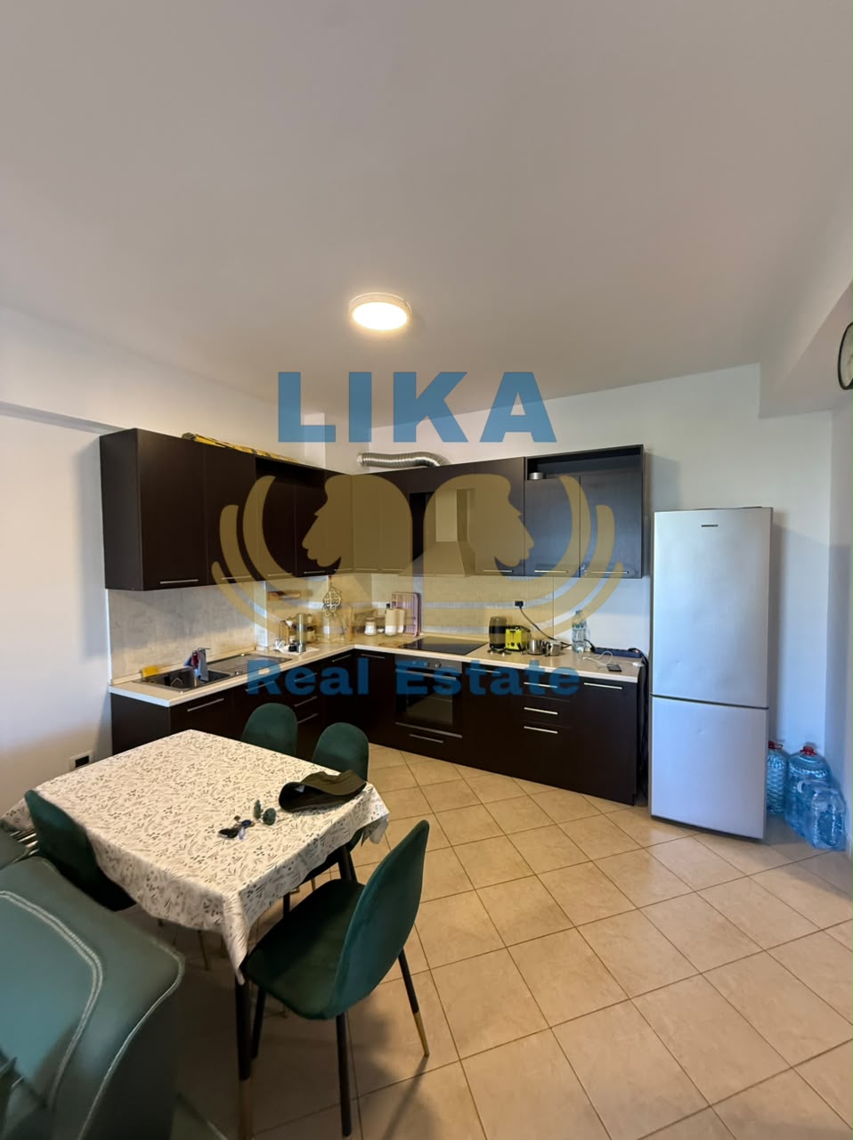 Apartament 2+1 për shitje në Shkëmbin e Kavajës – Vetëm 50 metra nga deti