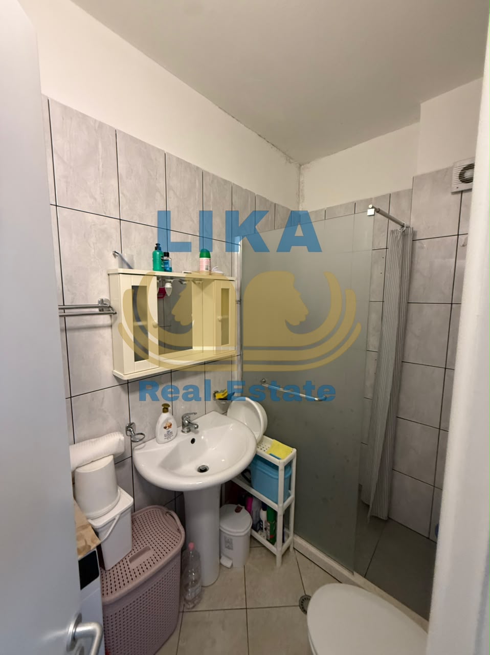 Apartament 2+1 për shitje në Shkëmbin e Kavajës – Vetëm 50 metra nga deti