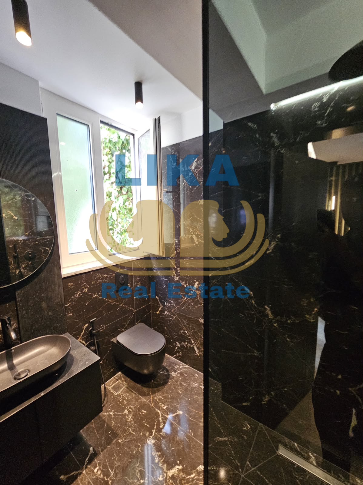 Apartament 2+1+2 në shitje në Mali i Robit – Vijë e parë me detin
