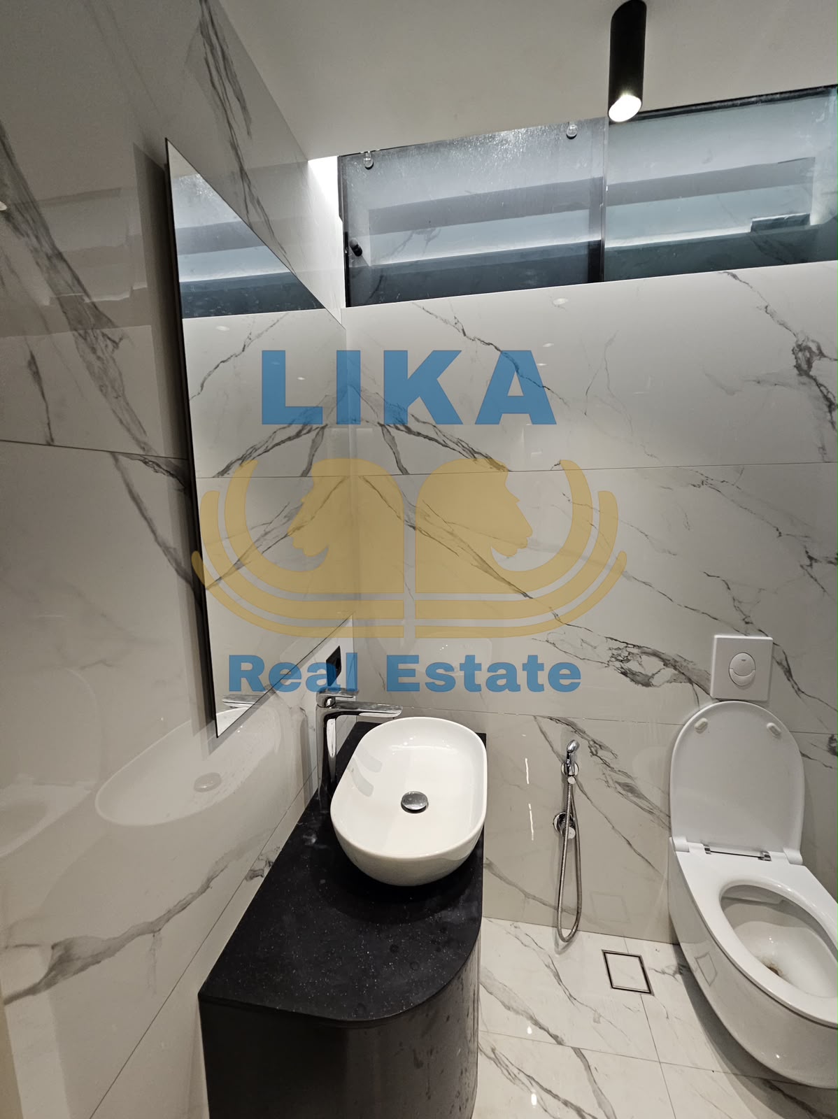 Apartament 2+1+2 në shitje në Mali i Robit – Vijë e parë me detin