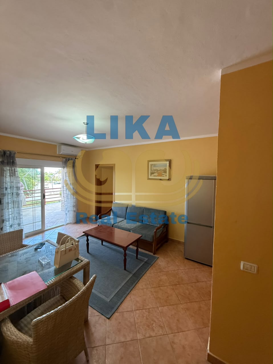 Apartament 2+1 në shitje në vijë të parë me detin në Golem