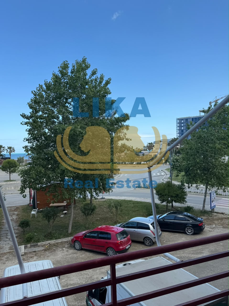 Apartament 2+1 në shitje në vijë të parë me detin në Golem