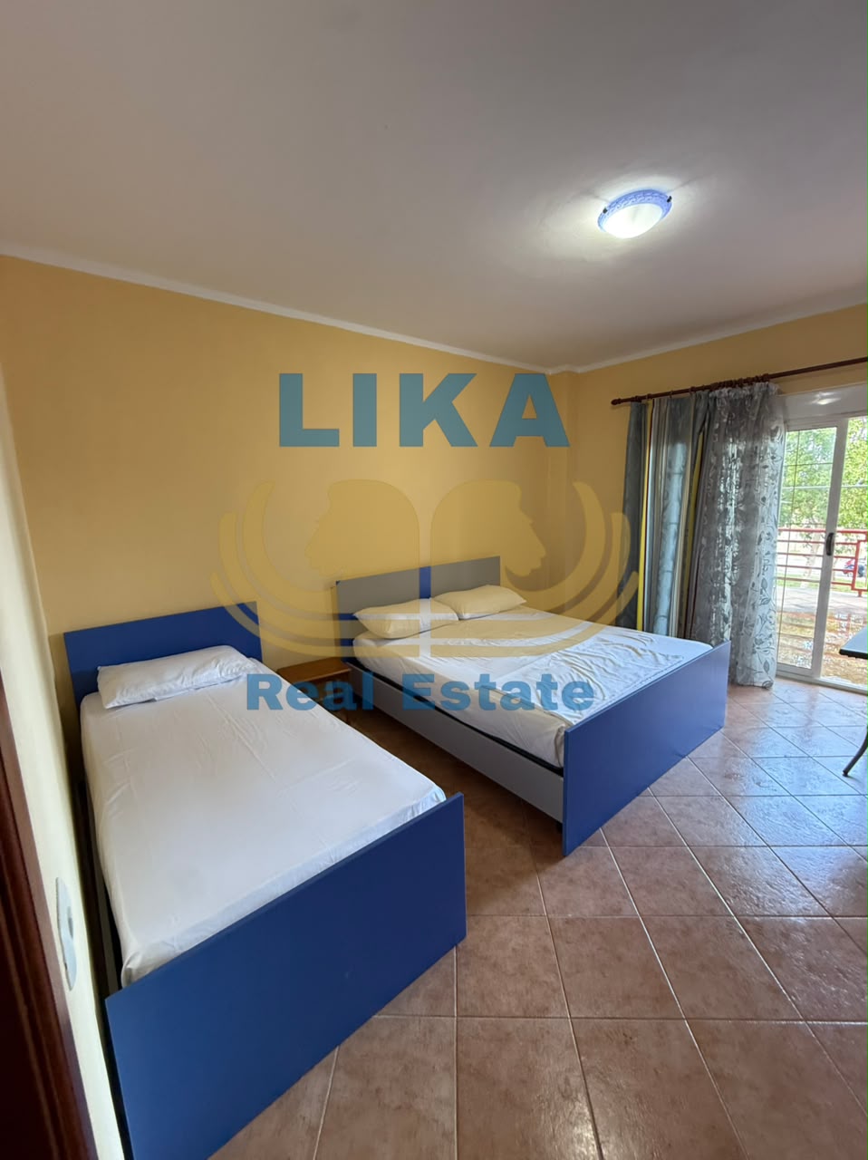 Apartament 2+1 në shitje në vijë të parë me detin në Golem