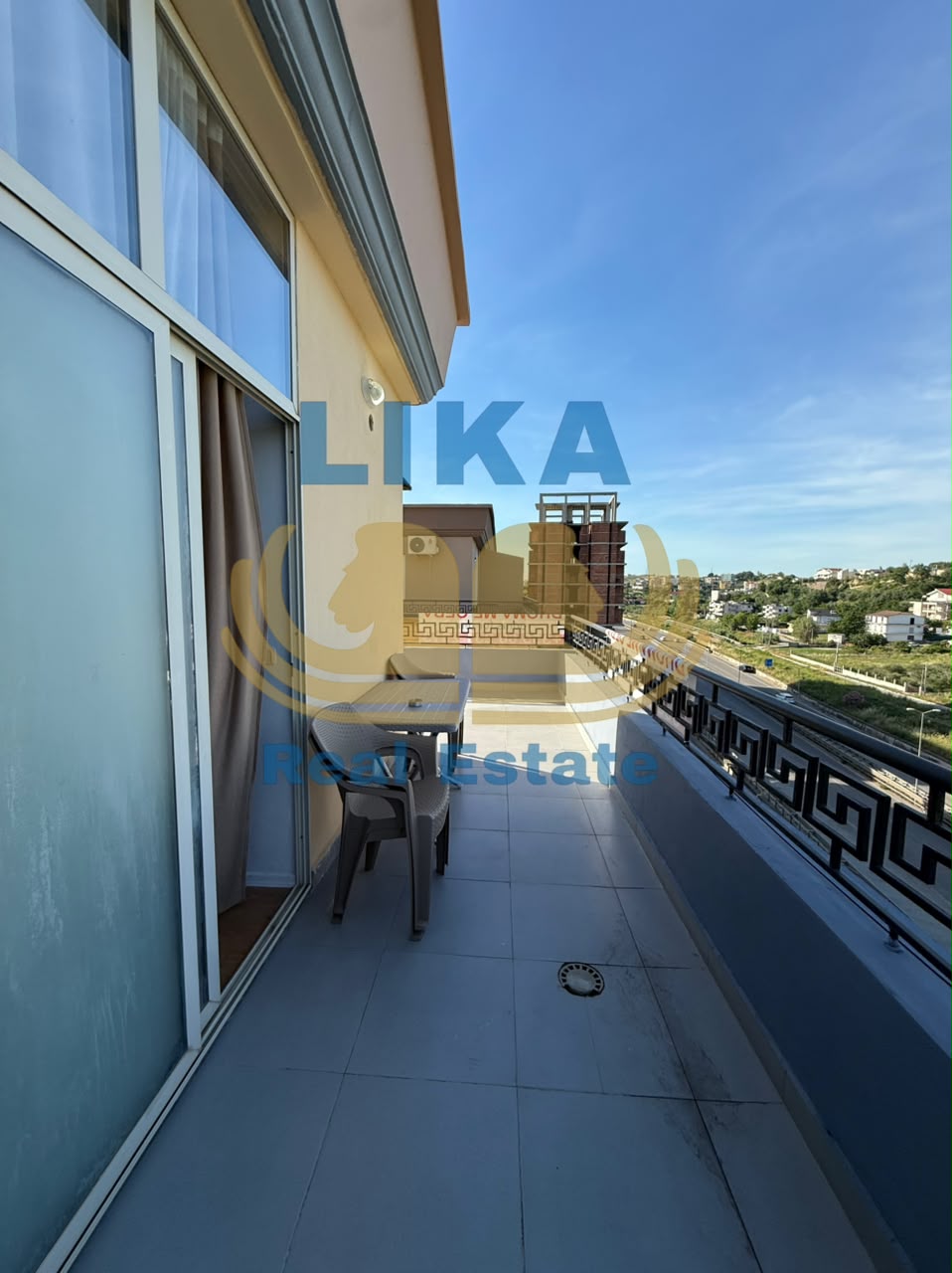 Verandë panoramike vetëm pak hapa nga deti.