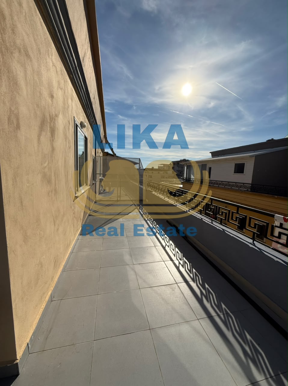 Verandë panoramike vetëm pak hapa nga deti.