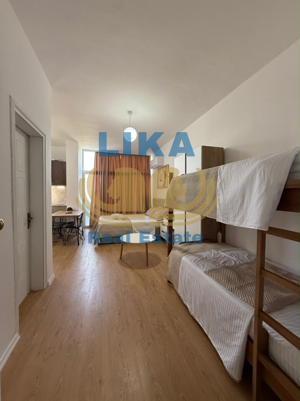 Verandë panoramike vetëm pak hapa nga deti.