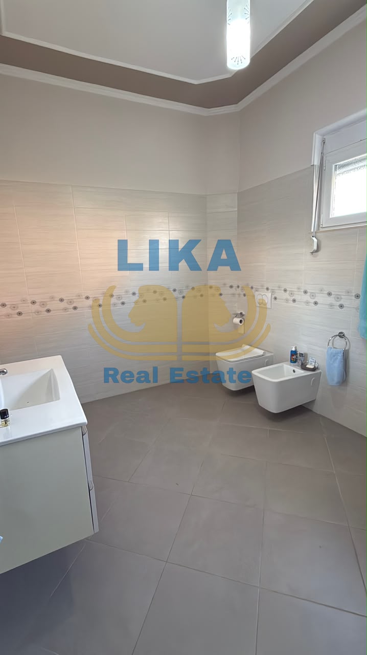 Një vilë që reflekton hapësirë, elegancë dhe privatësi.