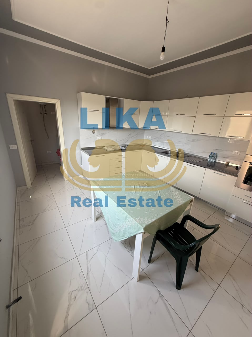 Një vilë që reflekton hapësirë, elegancë dhe privatësi.