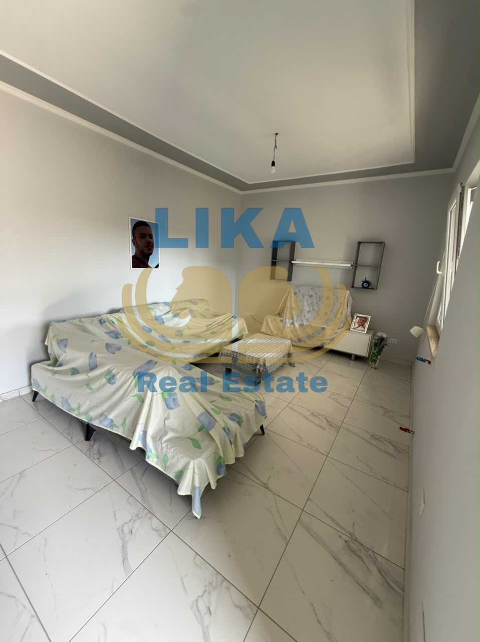 Një vilë që reflekton hapësirë, elegancë dhe privatësi.