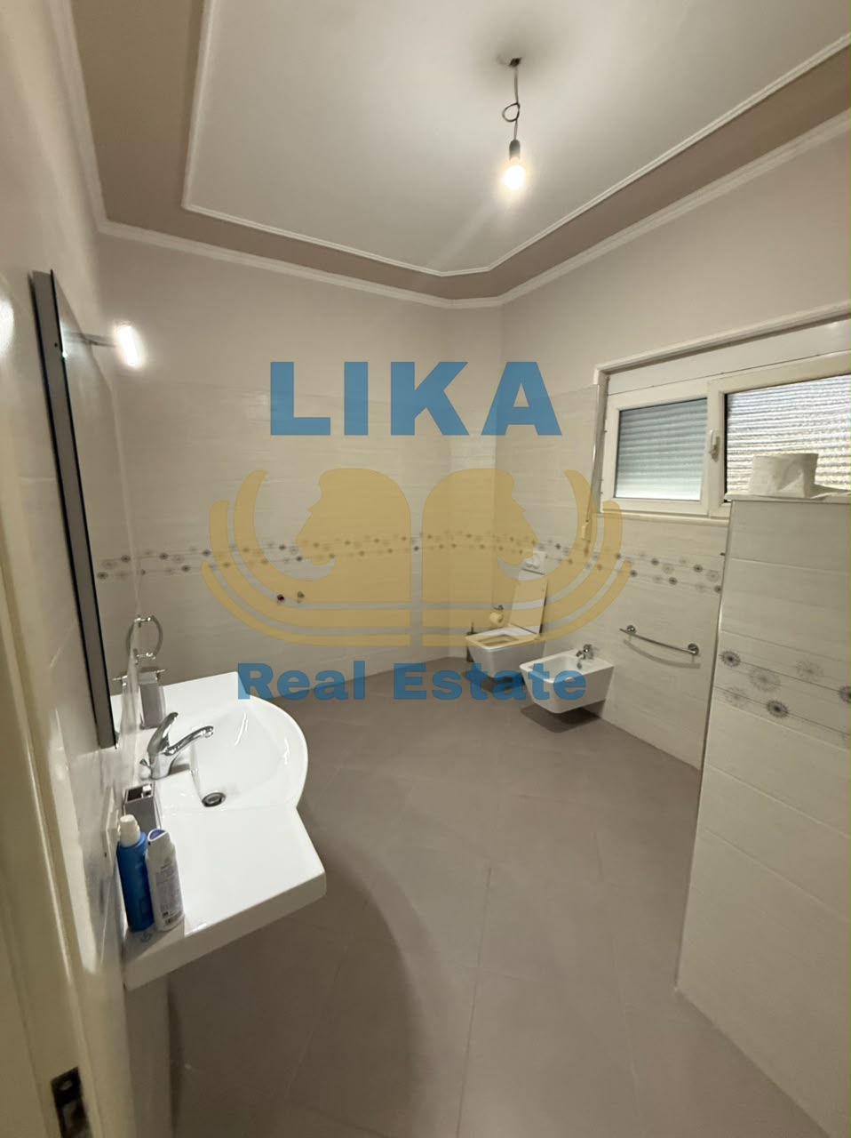 Një vilë që reflekton hapësirë, elegancë dhe privatësi.