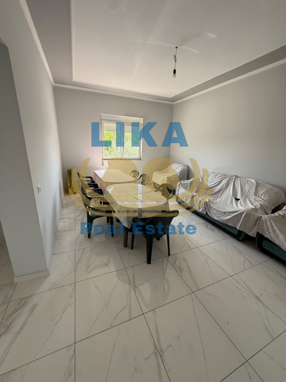 Një vilë që reflekton hapësirë, elegancë dhe privatësi.
