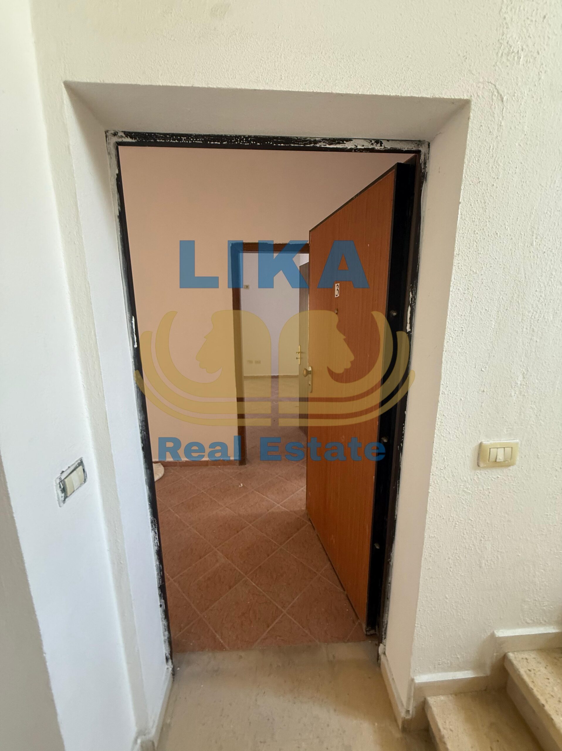 **APARTAMENT PËR SHITJE – GOLEM, ZONA E VIENËS**