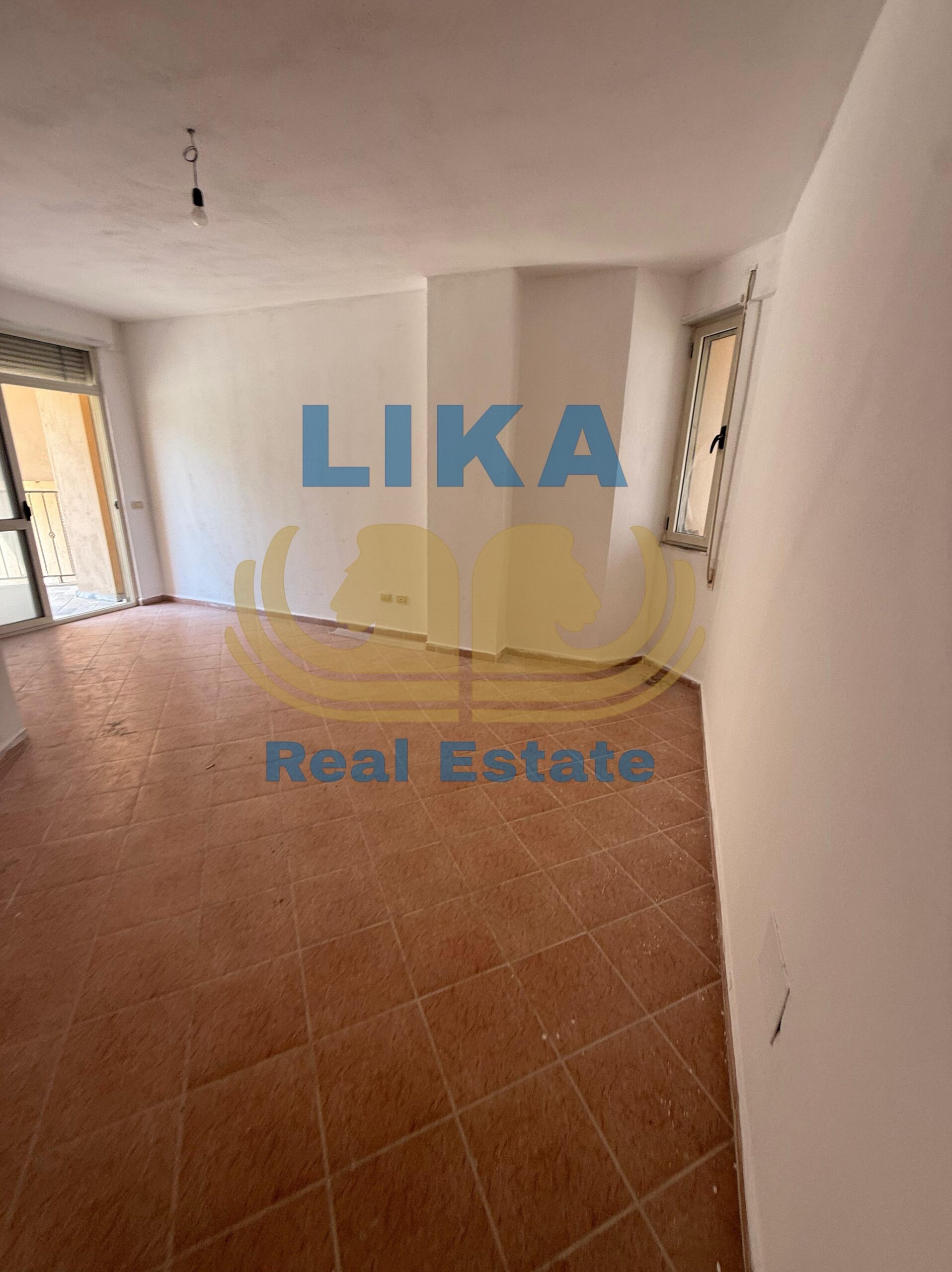 **APARTAMENT PËR SHITJE – GOLEM, ZONA E VIENËS**