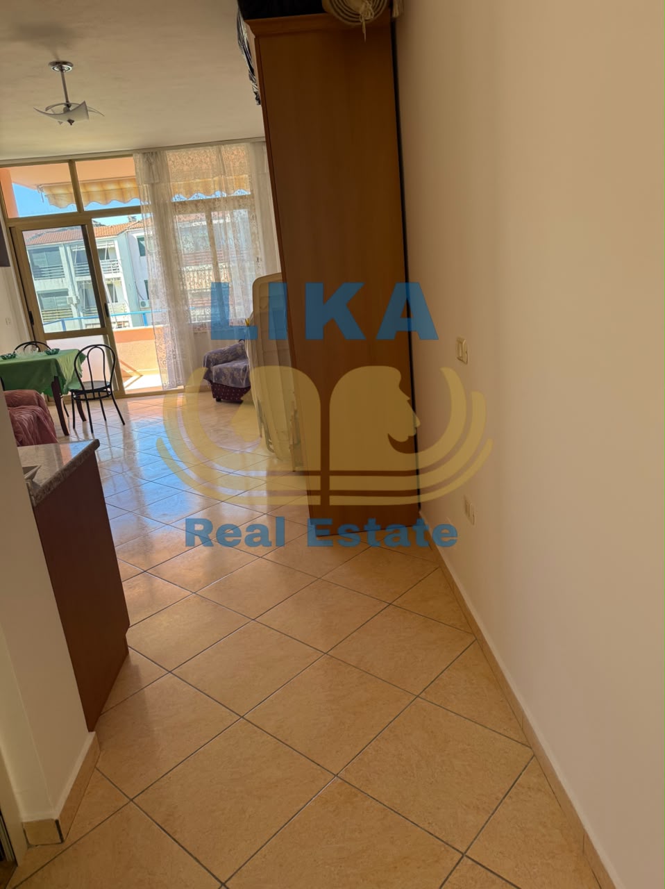 APARTAMENT PËR SHITJE – NË ZONË KOMPLEKSI