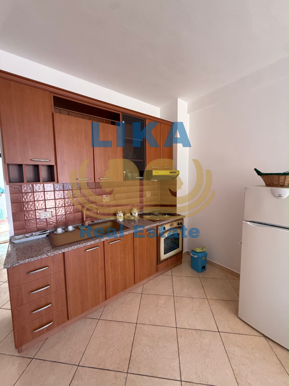 APARTAMENT PËR SHITJE – NË ZONË KOMPLEKSI