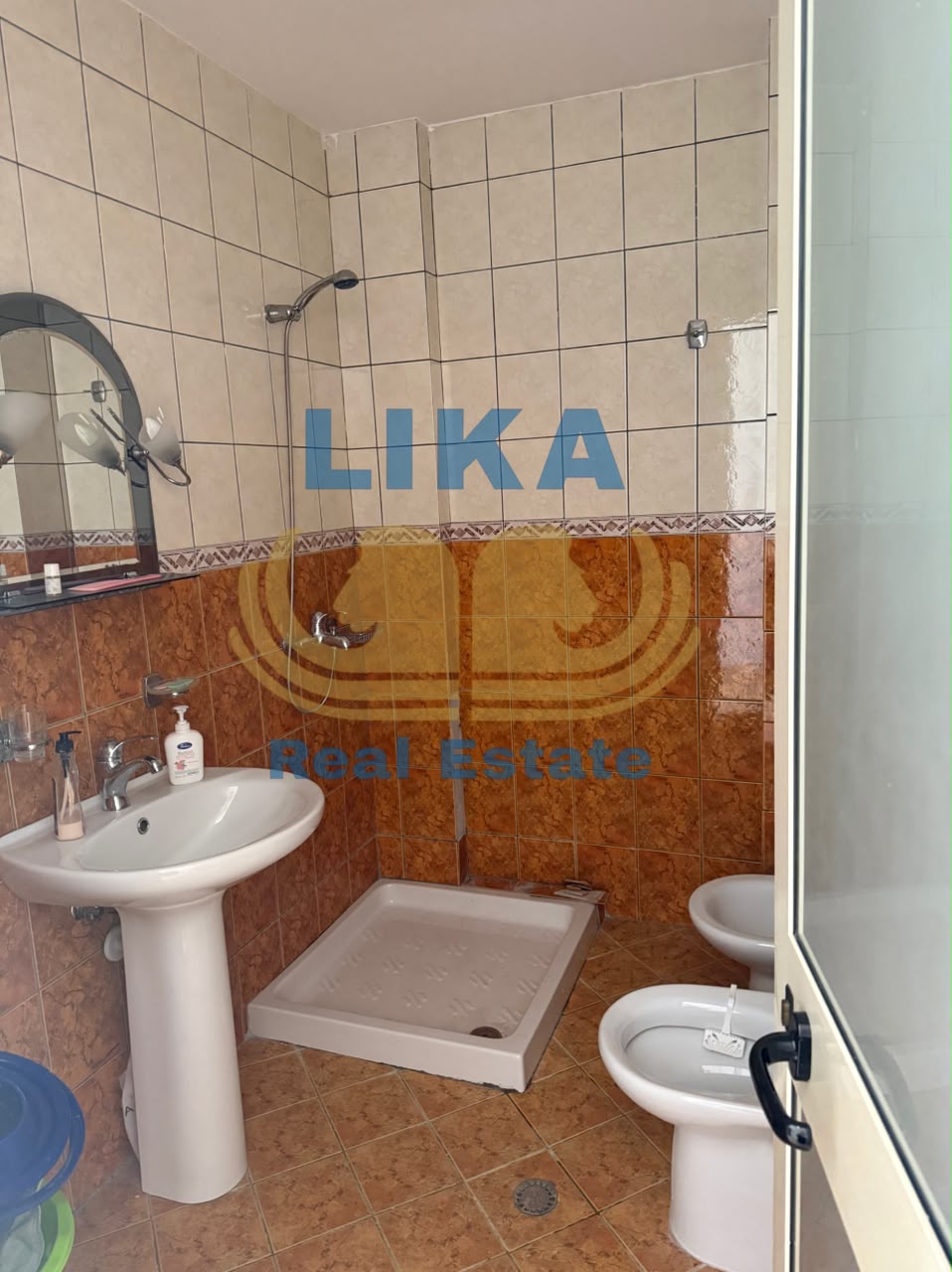 APARTAMENT PËR SHITJE – NË ZONË KOMPLEKSI
