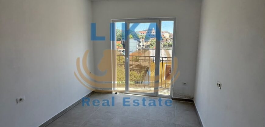 Shitet Apartament 2+1+2 në Qendër të Kavajës