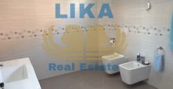 Një vilë që reflekton hapësirë, elegancë dhe privatësi.