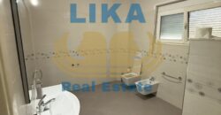 Një vilë që reflekton hapësirë, elegancë dhe privatësi.