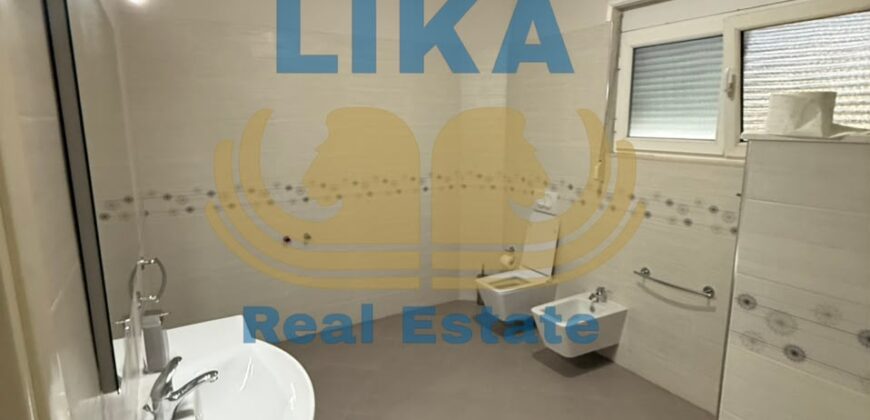 Një vilë që reflekton hapësirë, elegancë dhe privatësi.