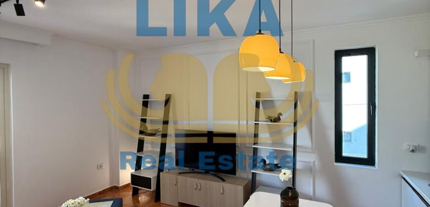 Apartament 1+1 për shitje në Shkëmbin e Kavajës – vetëm pak hapa larg detit.
