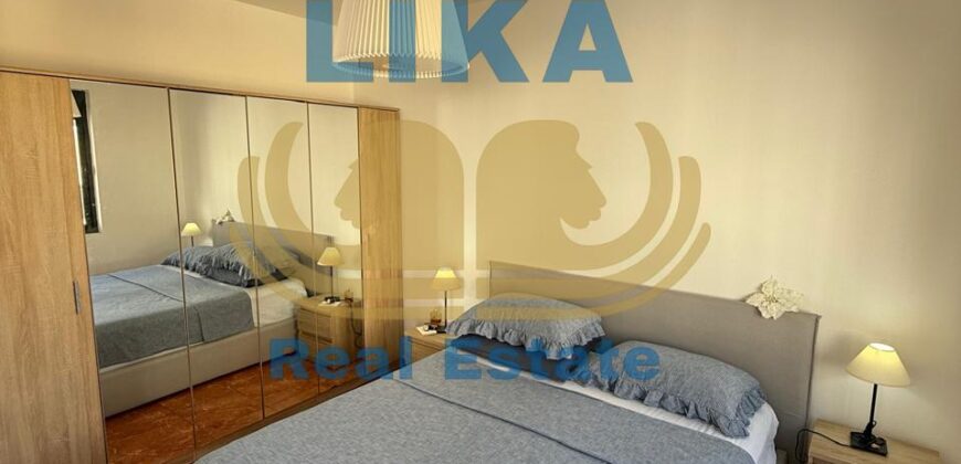 Apartament 1+1 për shitje në Shkëmbin e Kavajës – vetëm pak hapa larg detit.
