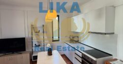 Apartament 1+1 për shitje në Shkëmbin e Kavajës – vetëm pak hapa larg detit.