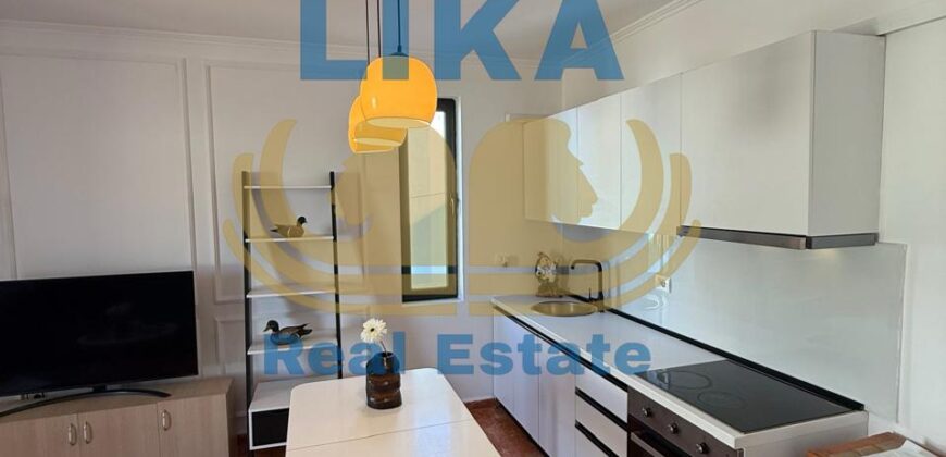 Apartament 1+1 për shitje në Shkëmbin e Kavajës – vetëm pak hapa larg detit.