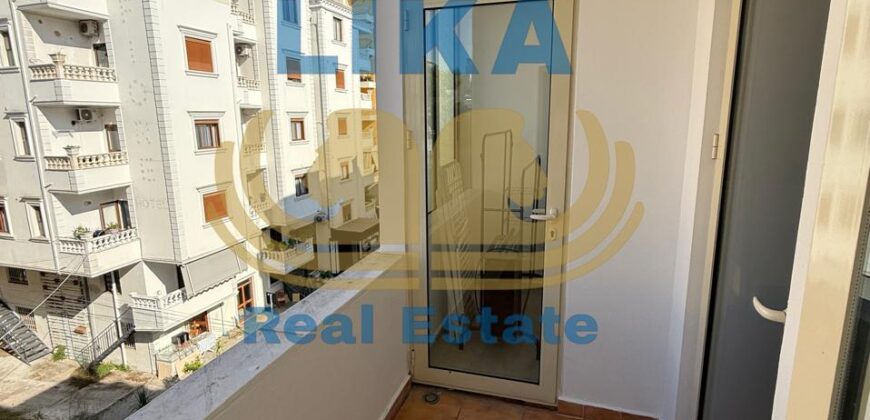 Apartament 1+1 për shitje në Shkëmbin e Kavajës – vetëm pak hapa larg detit.