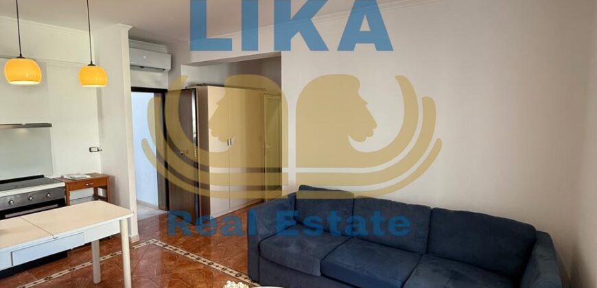 Apartament 1+1 për shitje në Shkëmbin e Kavajës – vetëm pak hapa larg detit.